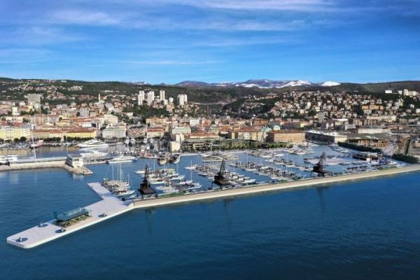 Cargo-Terminal im Hafen Rijeka in Kroatien